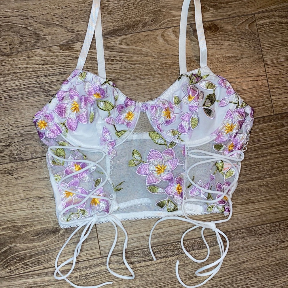 🪷 Floral embroidered corset top